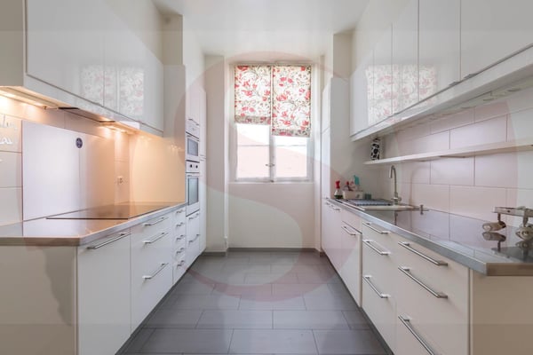 Superbe appartement de 6 pièces dans un immeuble ancien 8