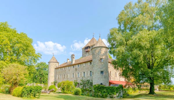 Château exceptionnel pied dans l'eau à proximité de Genève 2