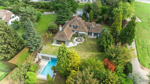Charming Property to Renovate, View and Indoor Pool in St-Légier 1