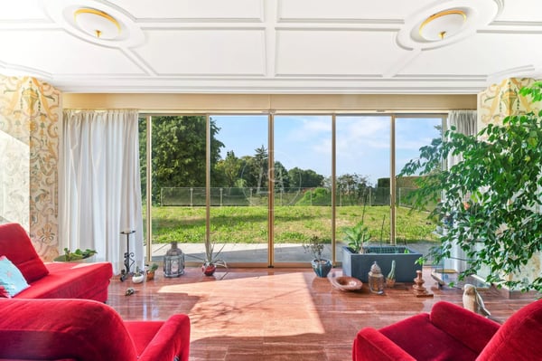 Charming Property to Renovate, View and Indoor Pool in St-Légier 7