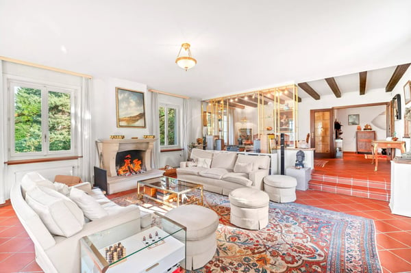 Charming Property to Renovate, View and Indoor Pool in St-Légier 8
