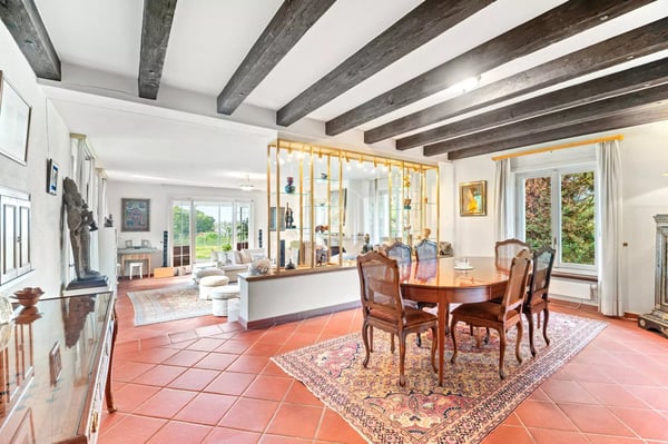Charming Property to Renovate, View and Indoor Pool in St-Légier 5