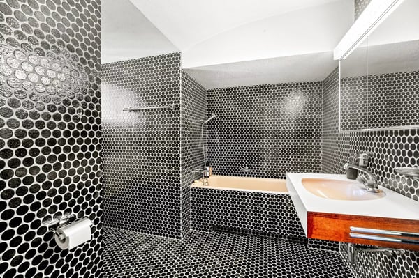 Charming Property to Renovate, View and Indoor Pool in St-Légier 10