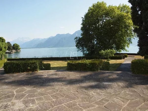Exceptional property in front lake close to Montreux 8