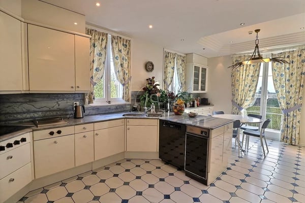 Very beautiful master property in a sought-after neighborhood of Lausanne. 9