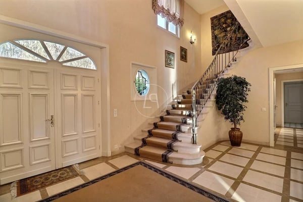 Very beautiful master property in a sought-after neighborhood of Lausanne. 10
