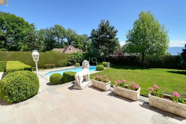 Very beautiful master property in a sought-after neighborhood of Lausanne. 13