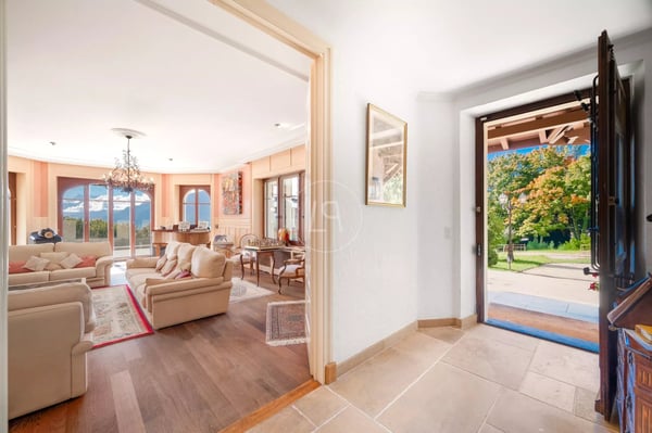 Exceptional estate overlooking the Riviera, breathtaking views of Lake 8
