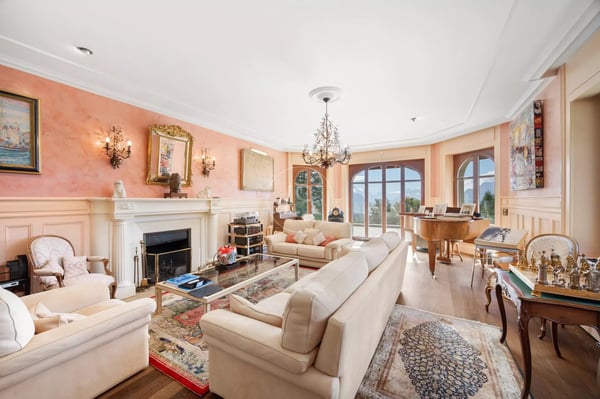 Exceptional estate overlooking the Riviera, breathtaking views of Lake 9