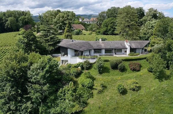 Property with a view in Dully, excellent buildability potential 1