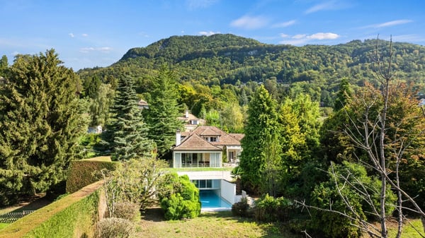 Charming property to renovate, view and indoor pool in St-Légier 4