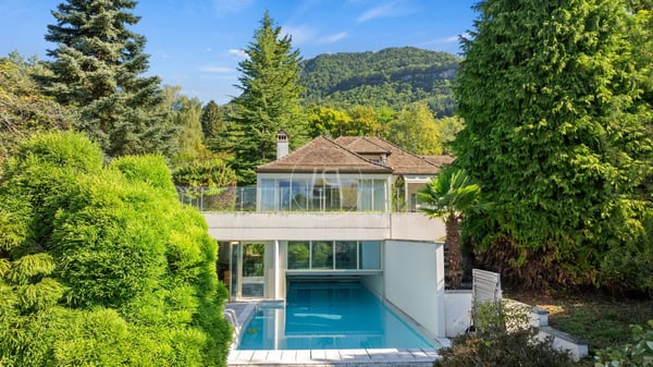 Charming property to renovate, view and indoor pool in St-Légier 1