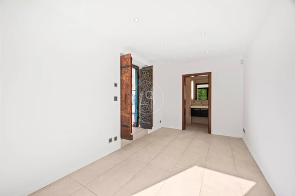 A breathtaking view on the heights of Chardonne with swimming pool 8