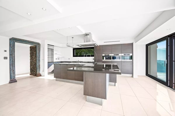 A breathtaking view on the heights of Chardonne with swimming pool 4