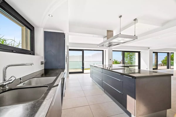 A breathtaking view on the heights of Chardonne with swimming pool 5