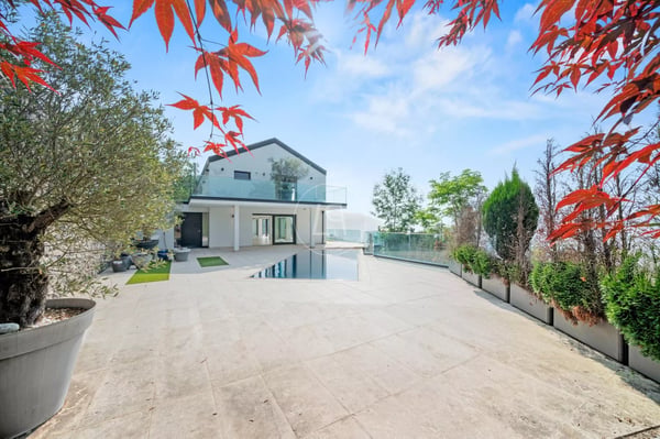 A breathtaking view on the heights of Chardonne with swimming pool 1