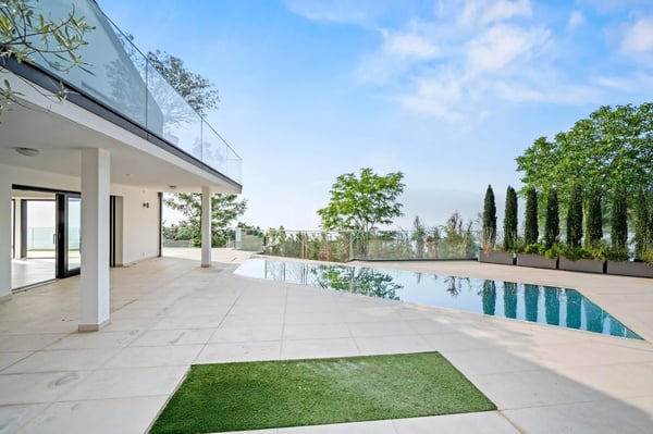 A breathtaking view on the heights of Chardonne with swimming pool 7