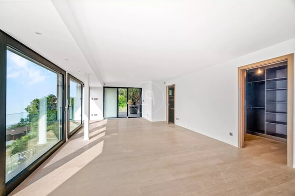 A breathtaking view on the heights of Chardonne with swimming pool 9