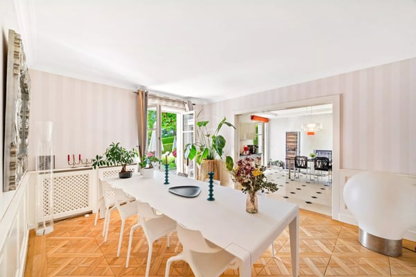 Elegant property with swimming pool in a green setting in Lausanne 10