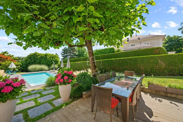 Elegant property with swimming pool in a green setting in Lausanne 2