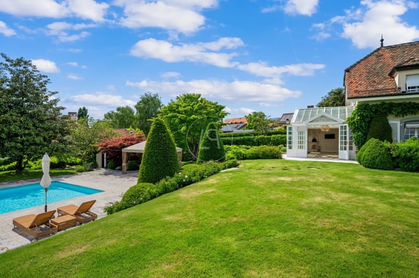 Stunning property with pool and lake view, Apples 1