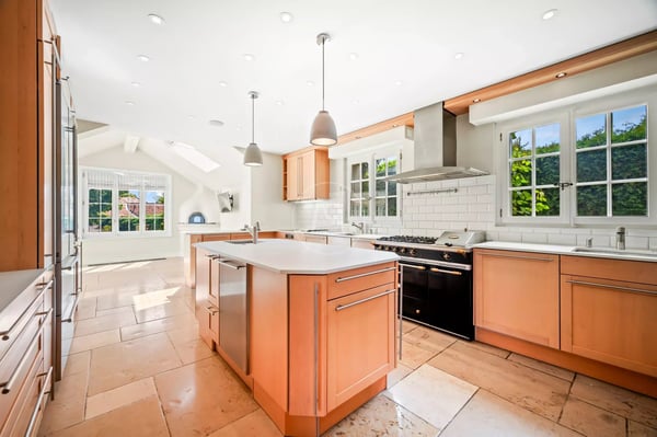 Stunning property with pool and lake view, Apples 12