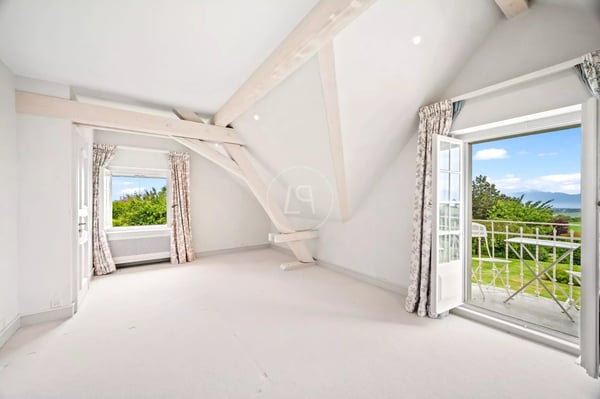 Stunning property with pool and lake view, Apples 13