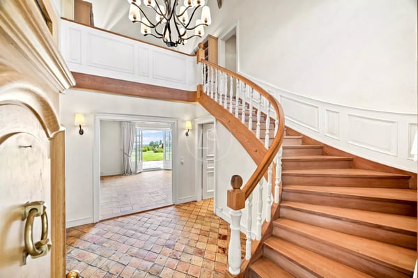 Stunning property with pool and lake view, Apples 7