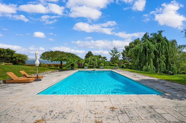 Stunning property with pool and lake view, Apples 3
