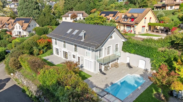 Beautiful family property with lake view and swimming pool in Blonay 1