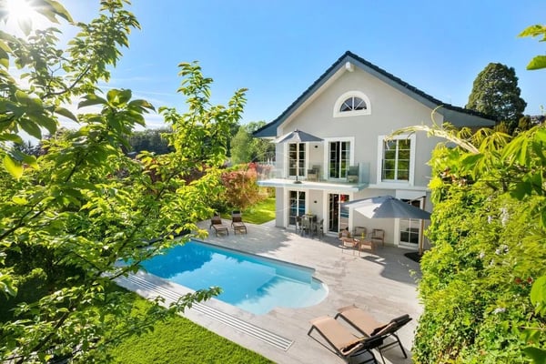 Beautiful family property with lake view and swimming pool in Blonay 2