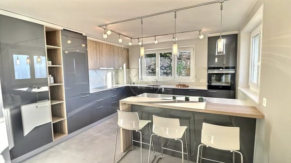 Beautiful renovated property with panoramic view in Chernex 4