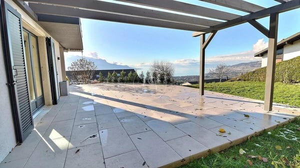 Beautiful renovated property with panoramic view in Chernex 6