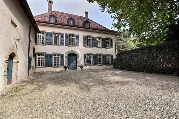 Stunning property nestled in a park with a pool near Morges 1