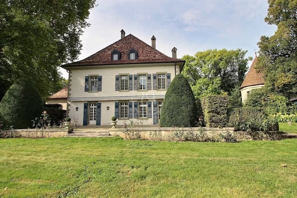 Stunning property nestled in a park with a pool near Morges 2