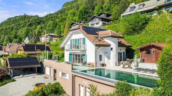 Beautiful family property with lake view and swimming pool in Blonay 1
