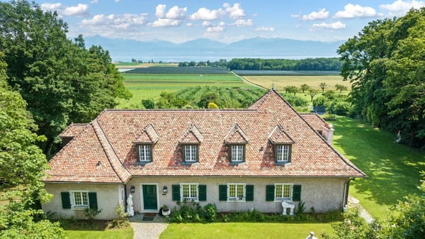 Very beautiful family property in the heart of the vineyards with swimming pool in Etoy 2