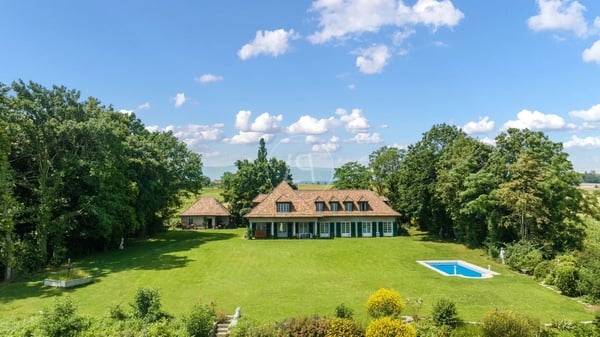 Very beautiful family property in the heart of the vineyards with swimming pool in Etoy 1