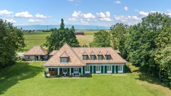 Very beautiful family property in the heart of the vineyards with swimming pool in Etoy 3