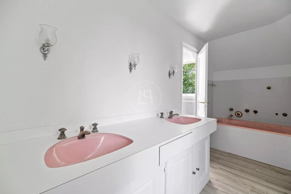 Very beautiful family property in the heart of the vineyards with swimming pool in Etoy 12