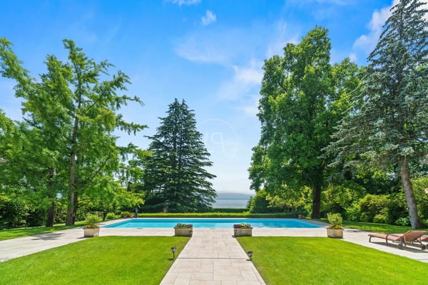 Elegant waterfront property on Lake Shore 1