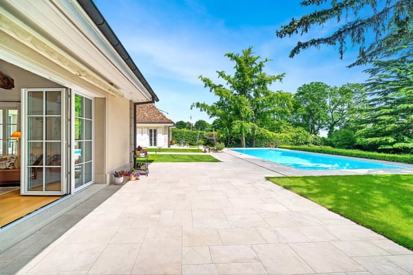 Elegant waterfront property on Lake Shore 3