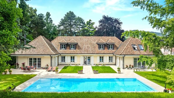 Elegant waterfront property on Lake Shore 2