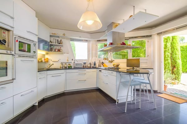 Outstanding First-Line Lakefront Villa in Cologny 12