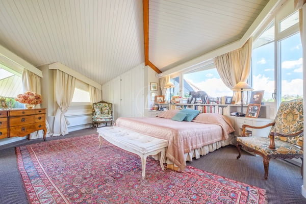 Outstanding First-Line Lakefront Villa in Cologny 13
