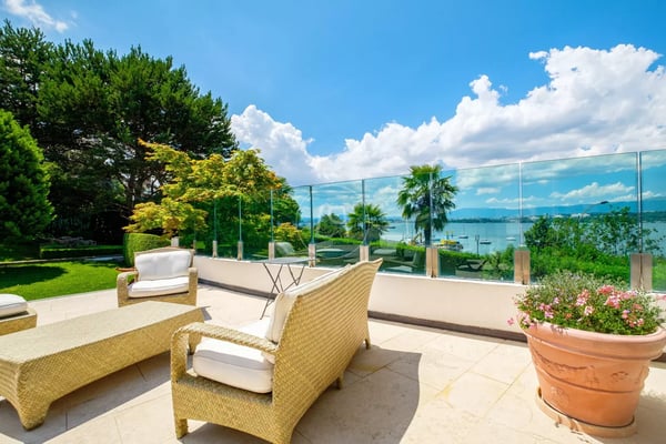 Outstanding First-Line Lakefront Villa in Cologny 1