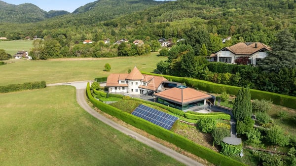 Superb property with lake view and indoor pool in Givrins 1