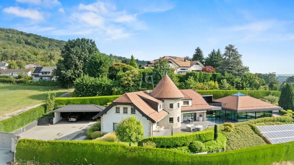Superb property with lake view and indoor pool in Givrins 2