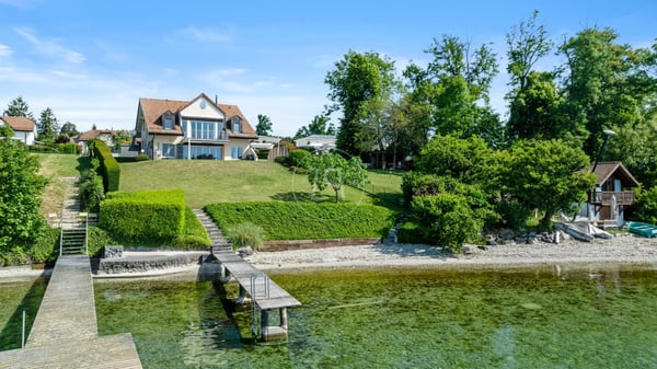 Rare villa with beach in St-Prex 1