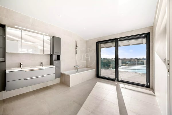 Villa for car collectors with SPA and indoor pool 9
